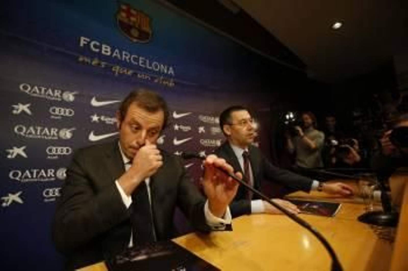 Rosell y su sucesor, Bartomeu, durante su comparecencia de ayer. (Foto: EFE)