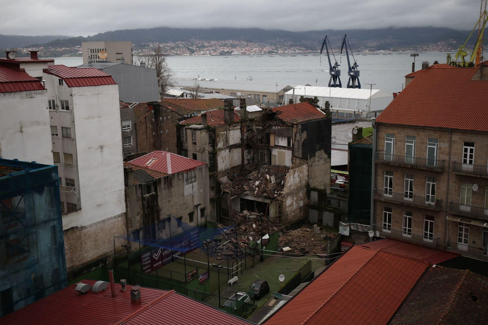 Se derrumba un edificio en el centro de Vigo // Alberte