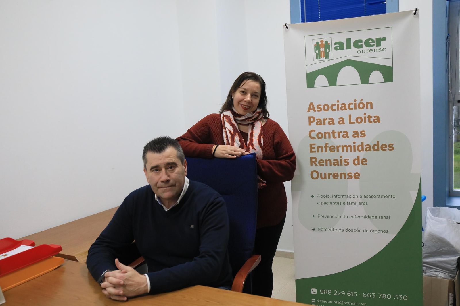 Miguel Quintas y Carmen Dorado en la sede de Alcer Ourense.