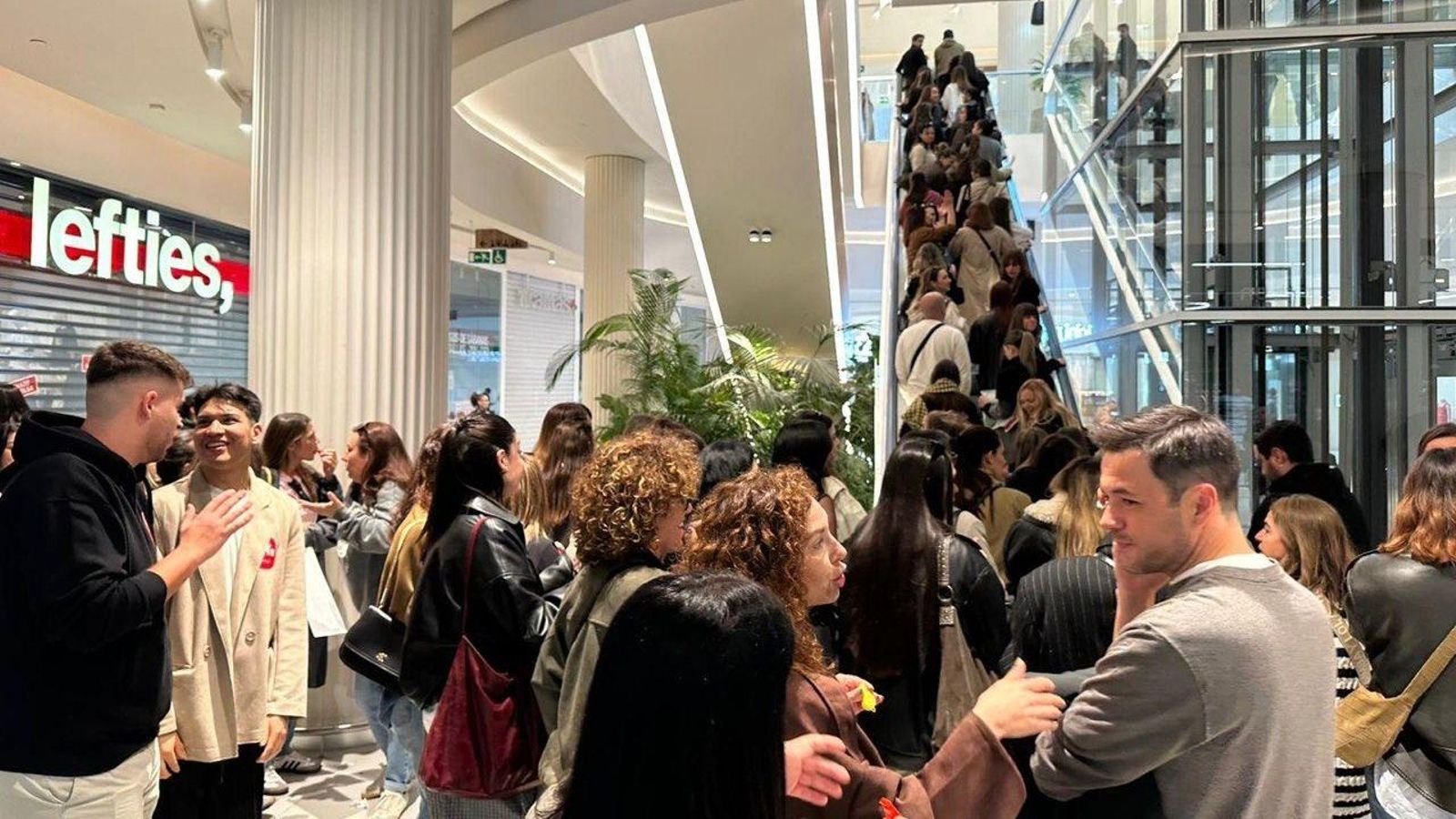 Manifestantes en el CC Gran Vía de Vigo.
