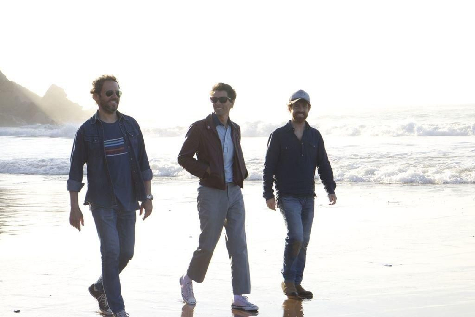 John Franks, entre Ferdy Breton y Javi Gonzalez, que forman Smile, recorriendo la playa.