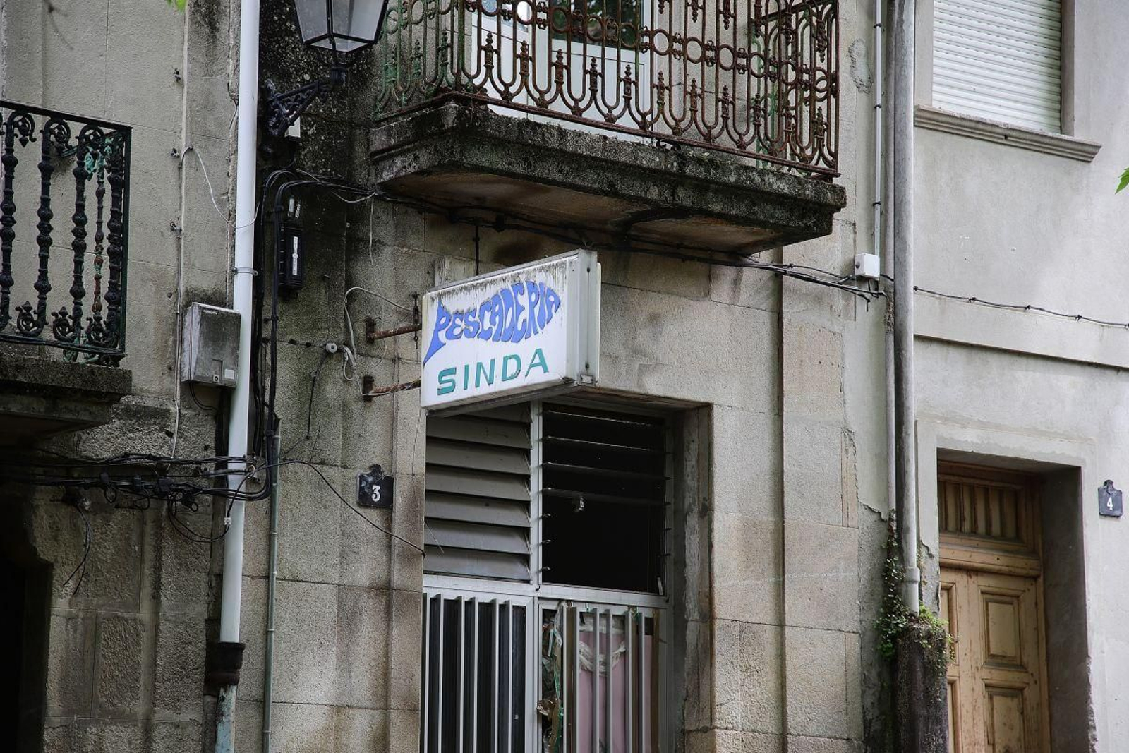 Local en la plaza de la Trinidade que los vecinos denuncian que está okupado.