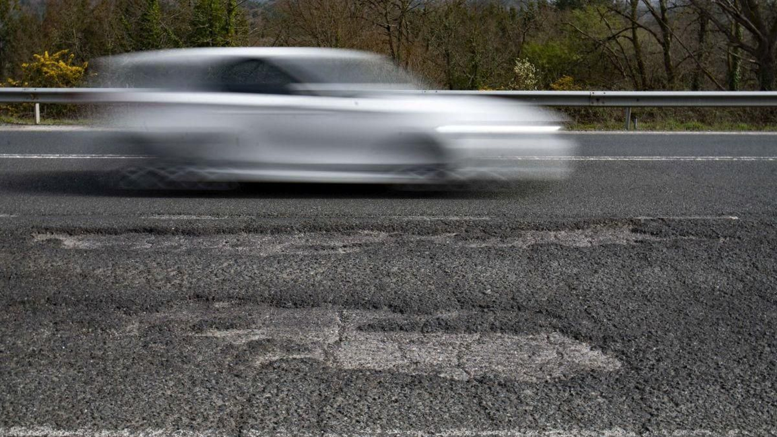 Uno de los baches que inunda la N-120.