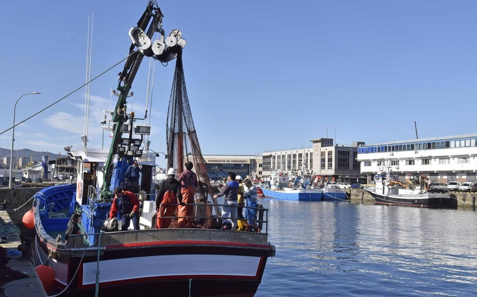 Un barco de bajura, ayer en O Berbés, dispuesto a salir tras el amarre.