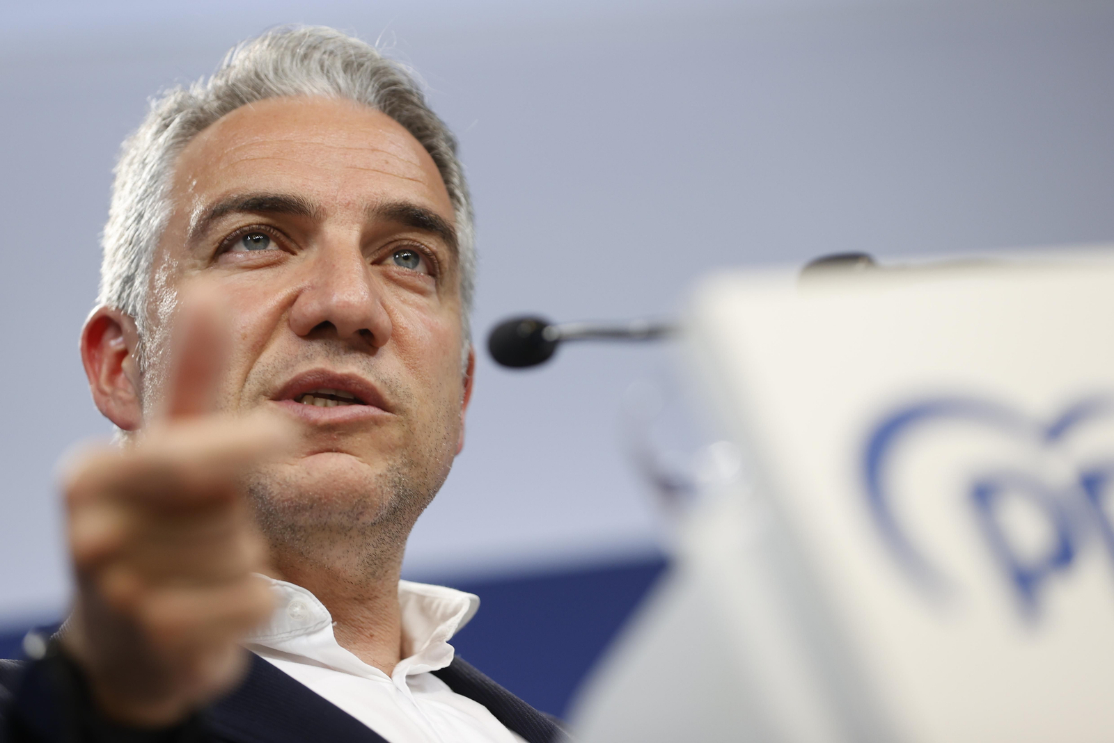 El coordinador general del Partido Popular, Elías Bendodo, durante la rueda de prensa ofrecida este lunes al término de la reunión del Comité de Dirección. EFE/Mariscal