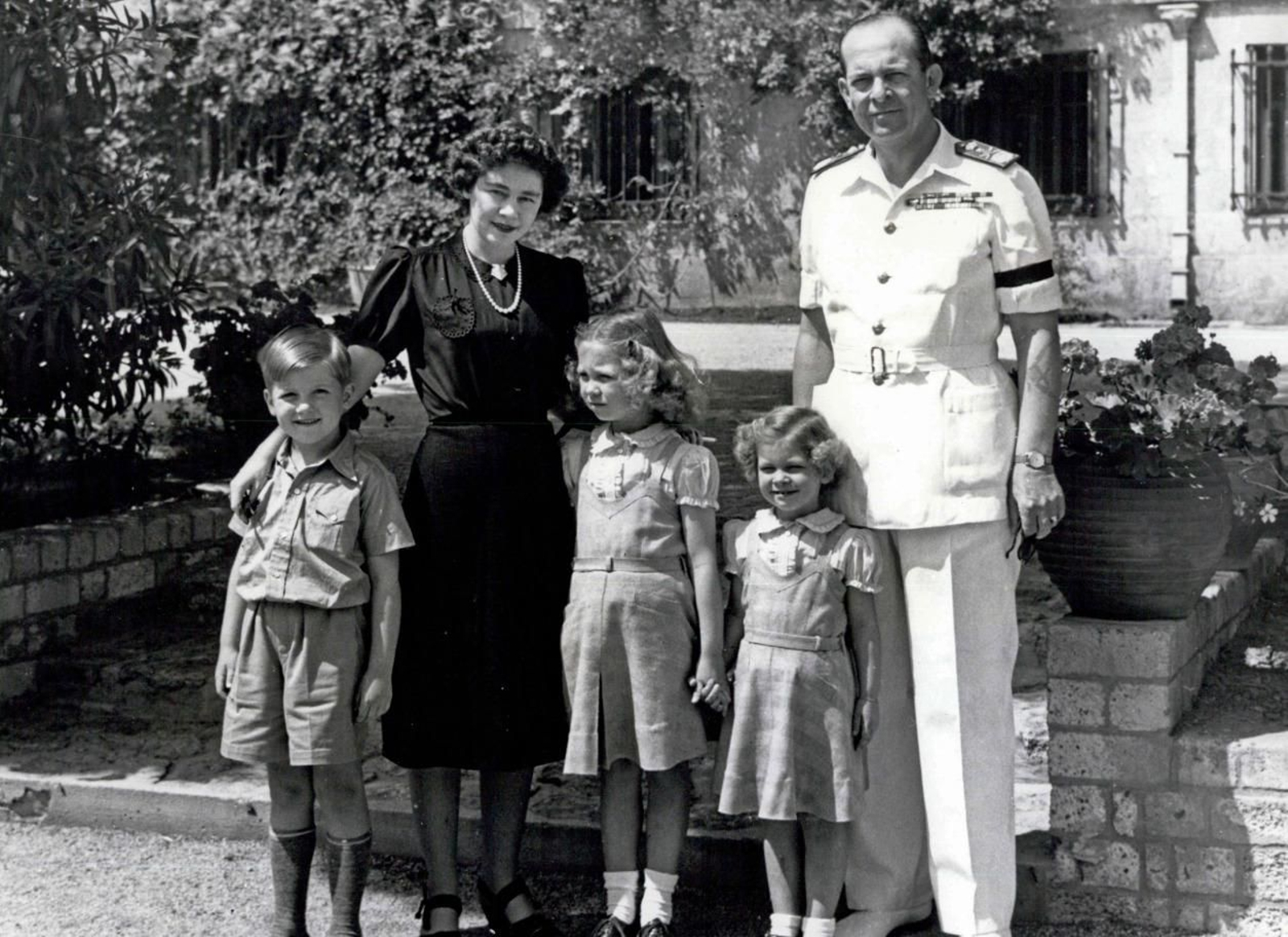 1947 - Palacio Real de Atenas: el rey Pablo, la reina Federica, el príncipe Constantino, la princesa Sofía y la princesa Irene
