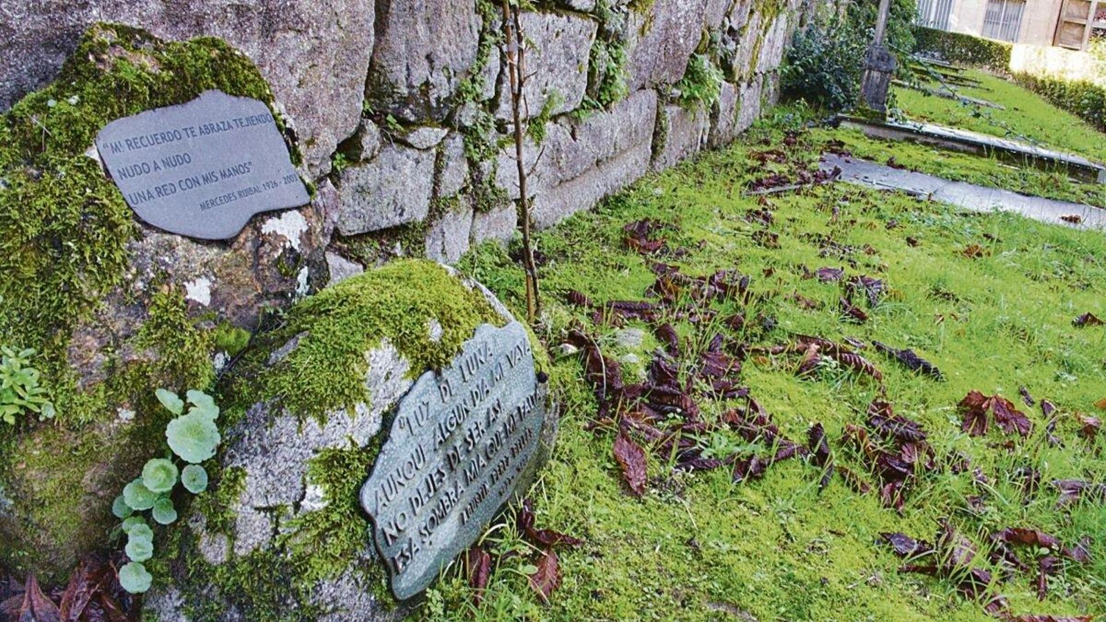 A pintora Mercedes Ruibal e o arquitecto Pérez Bellas comparten tumba con dous poemas que se envían mensaxes no Xardín da Memoria.
