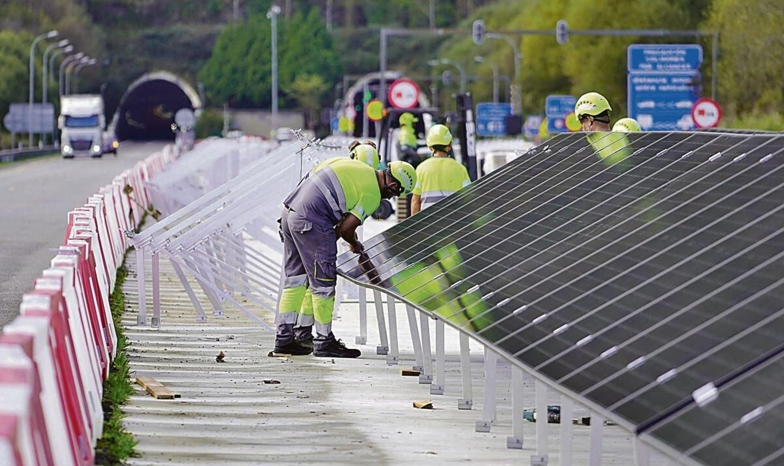 Operarios instalando los paneles solares a la salida del túnel de Folgoso.