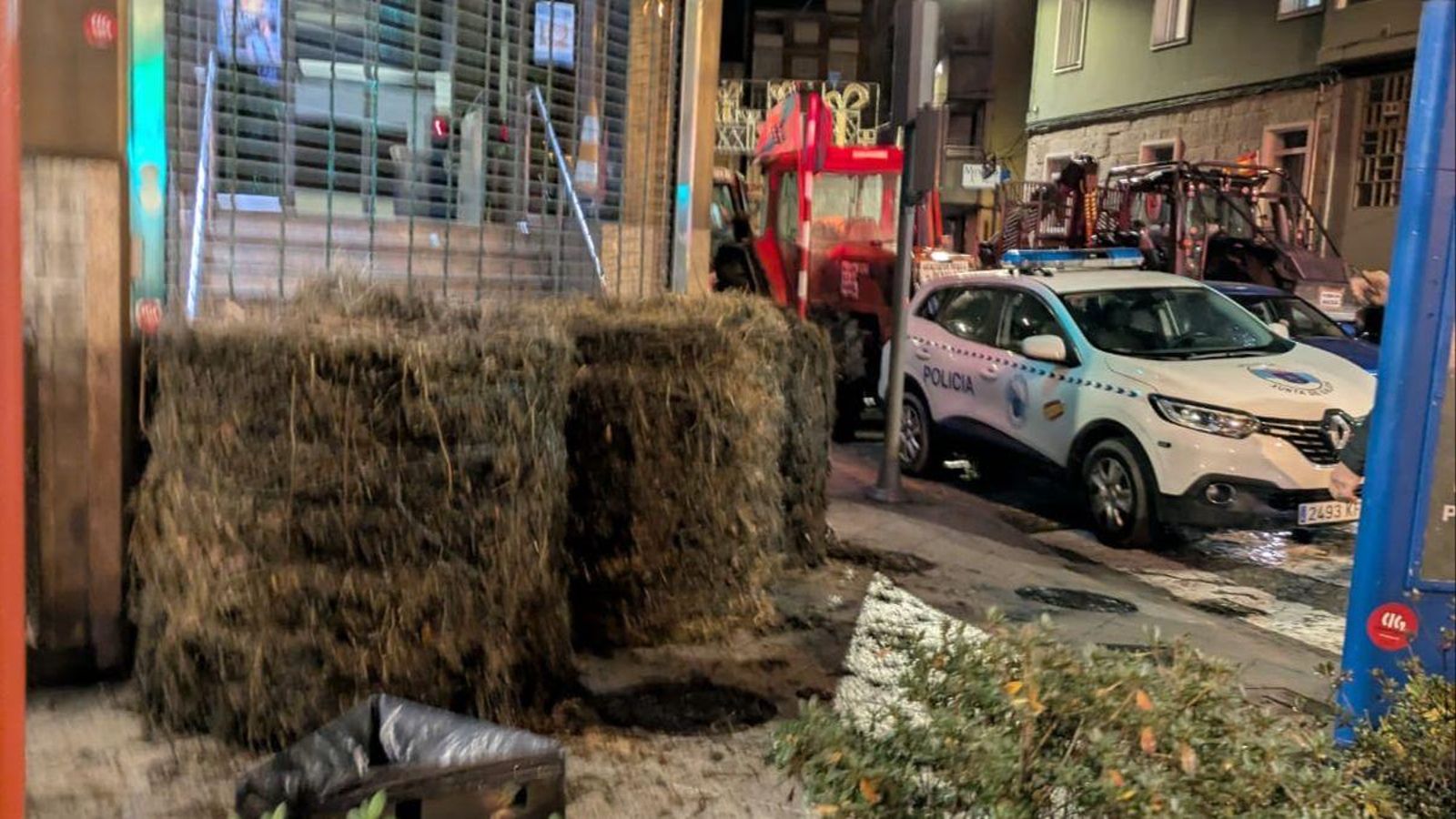 Rollos de paja bloqueando la Casa de Chocolate