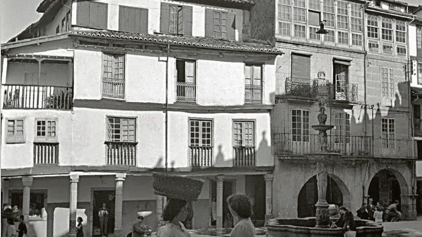 El aspecto pasado de la plaza del hierro.
