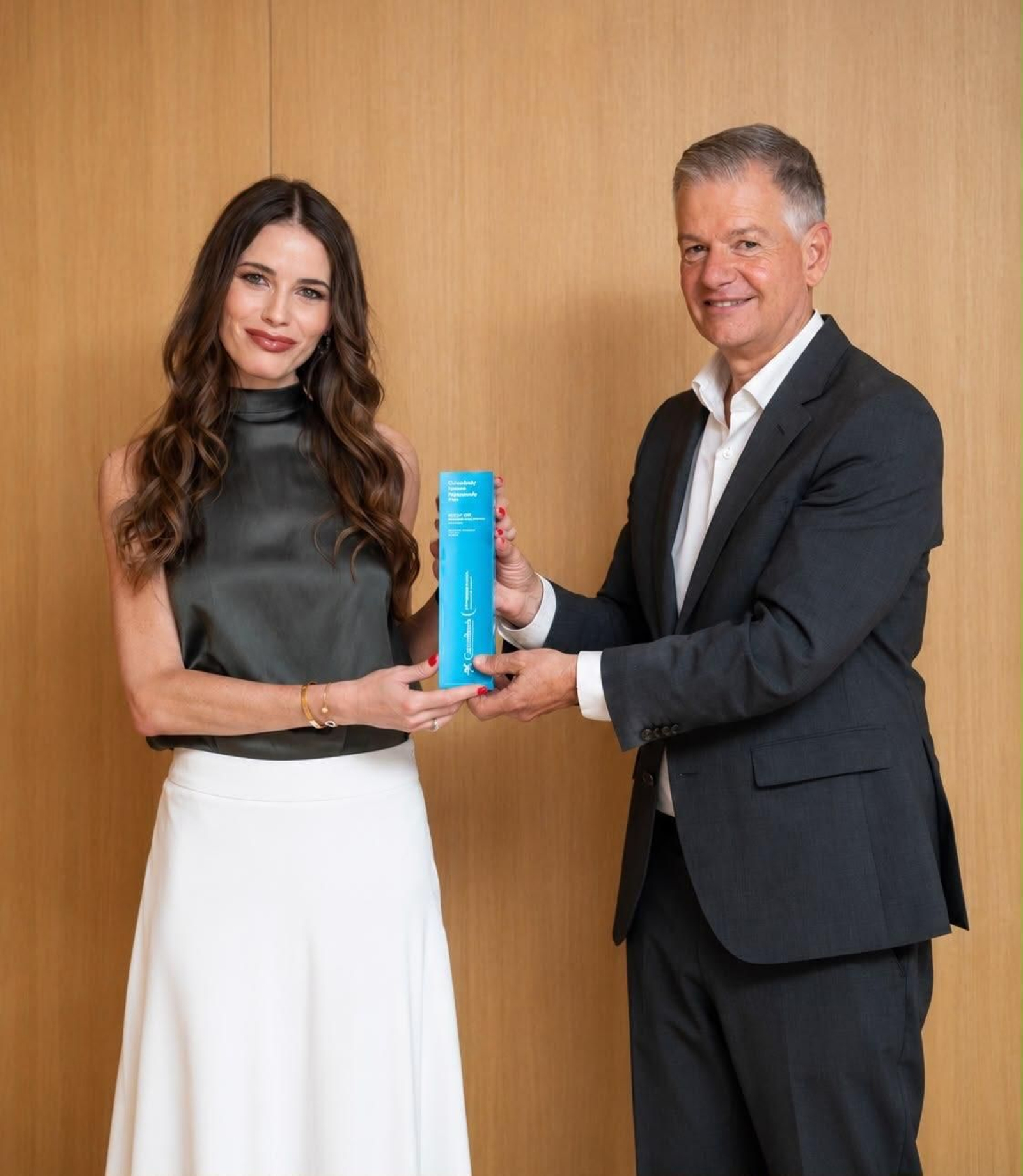 Mónica Sada, fundadora de UNICSKIN, recibe el Premio Empresaria de CaixaBank en la Comunidad de Madrid.