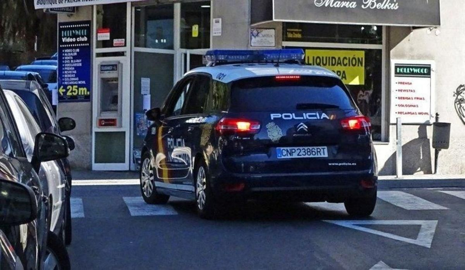 Un turismo de la Policía Nacional circula por la ciudad.