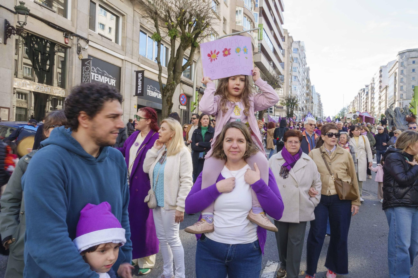 Galería | Las calles de Vigo se pintan de morado por el Día Internacional de la Mujer