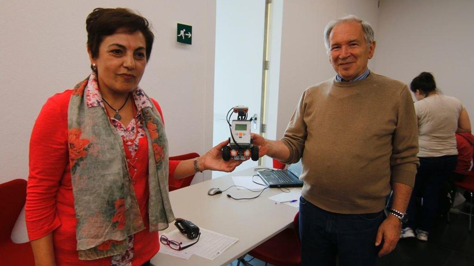 Inés Ben y Manuel Díaz son los organizadores del taller de robótica.