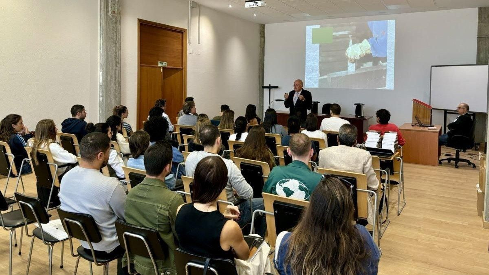 Un momento de la conferencia en la Escuela de Arquitectura Técnica coruñesa.