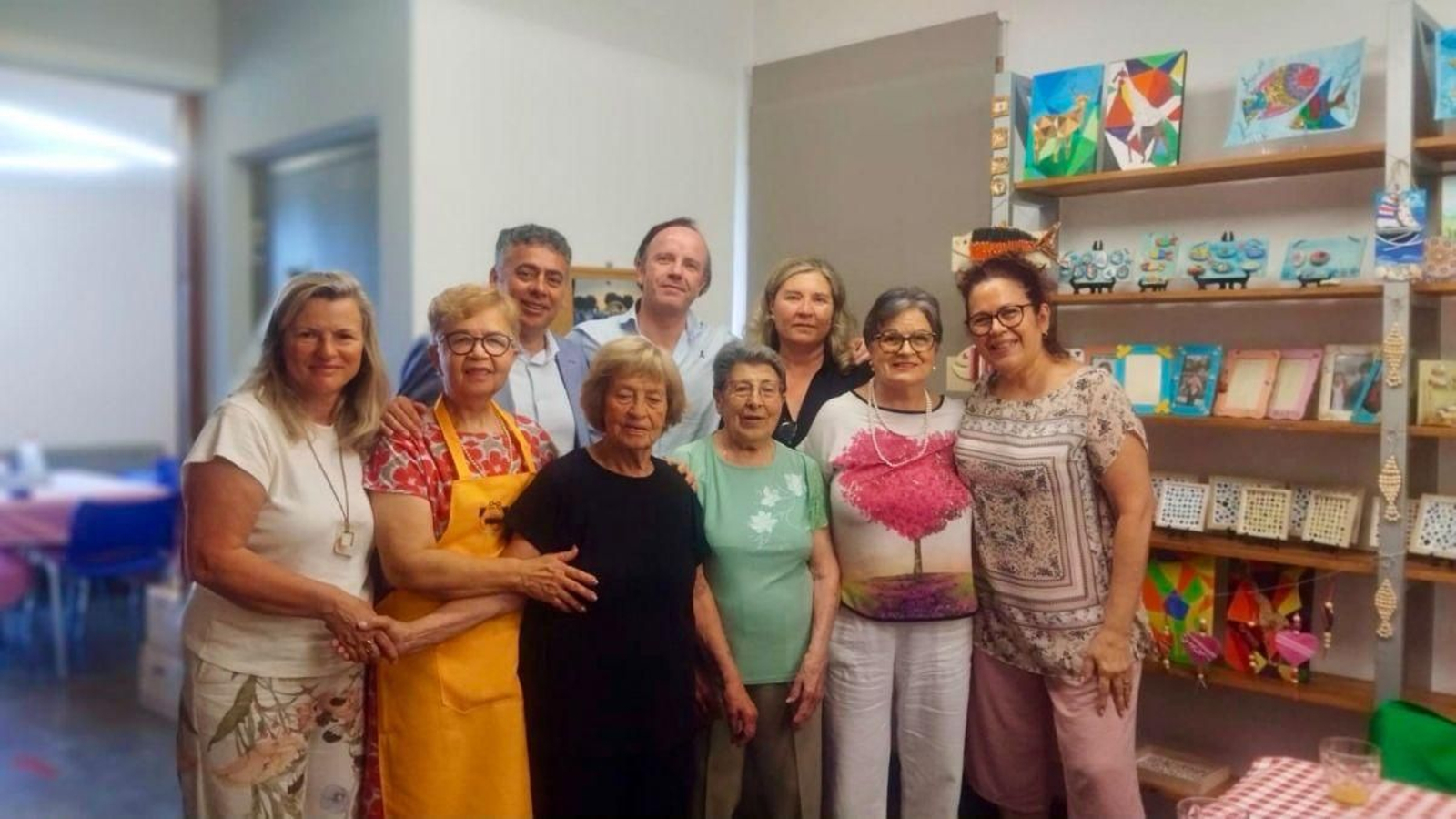 Usuarias de la casa do maior Juana Tovar, con las autoridades.