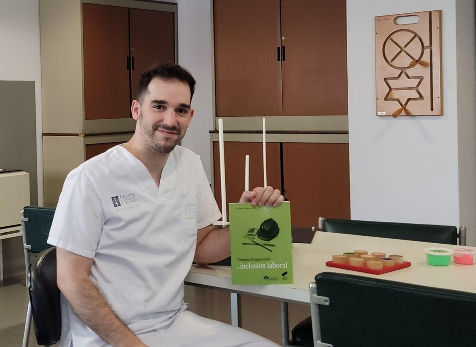 El terapeuta ocupacional Luis Márquez, con el manual.