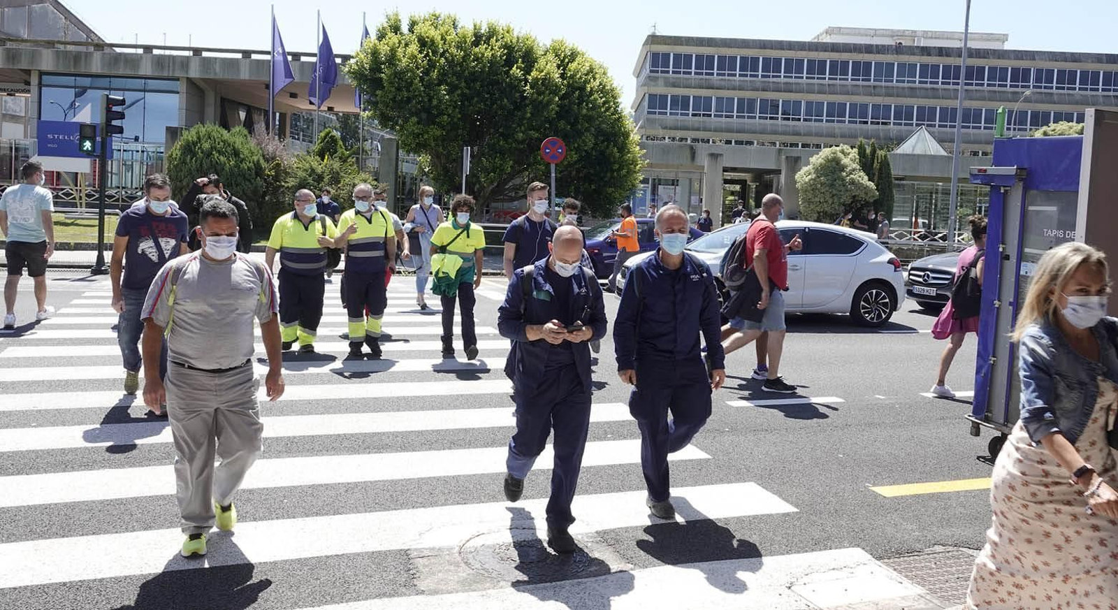 Trabajadores de Stellantis Vigo a la salida de la factoría de Balaídos.