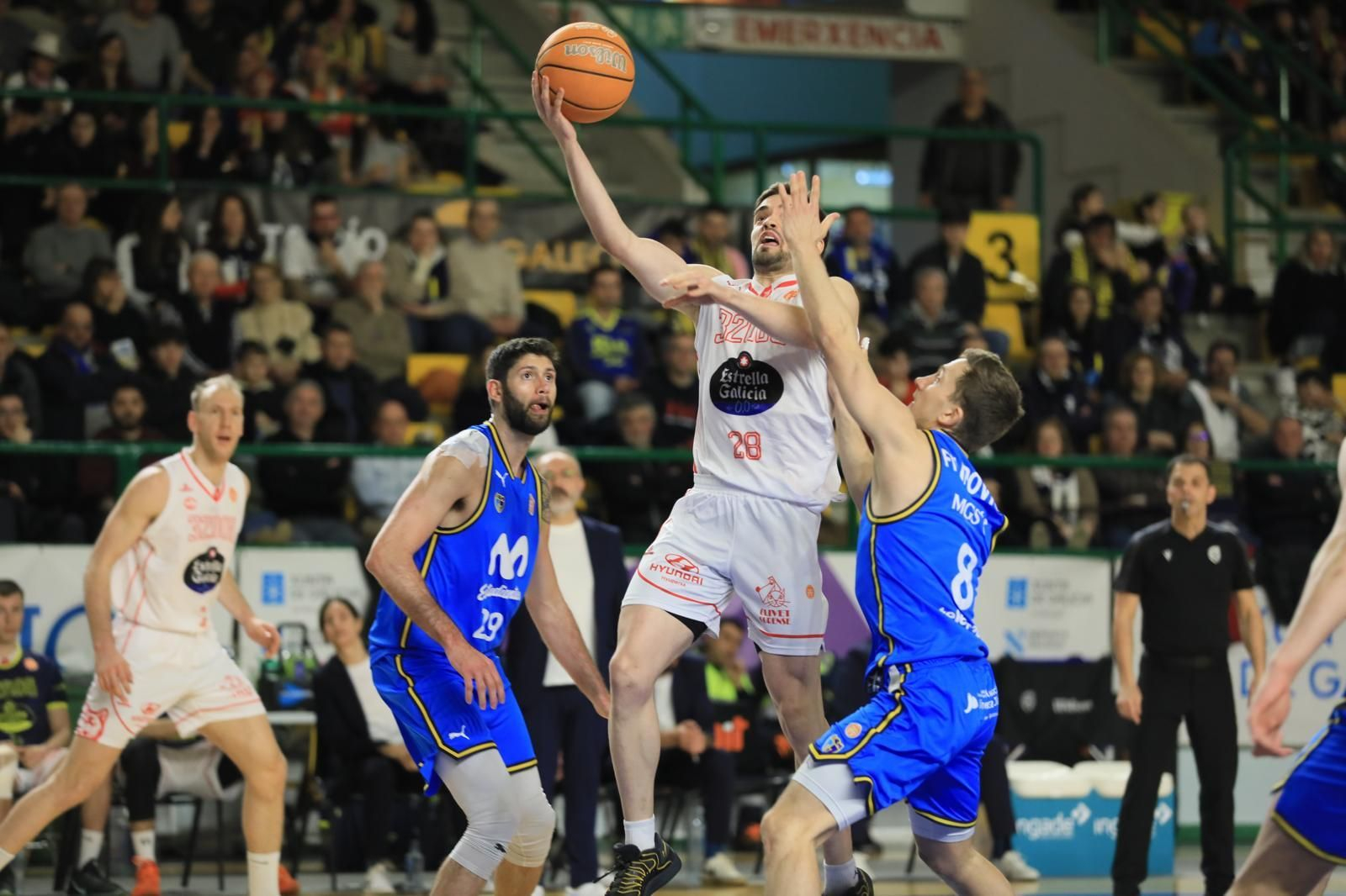 Galería | El Pazo disfruta de un sábado de baloncesto y Entroido