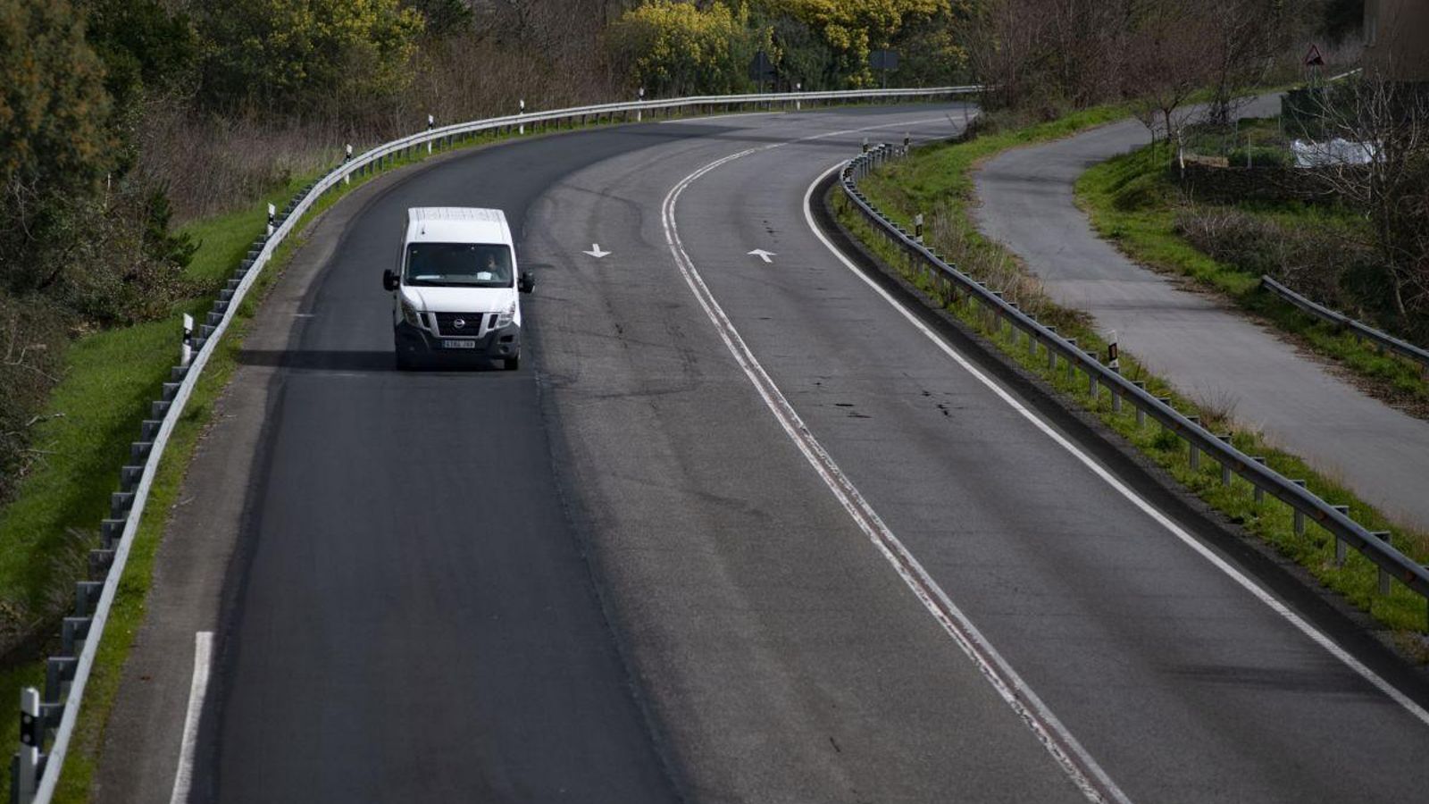 La carretera tiene varios tramos sin pintar.