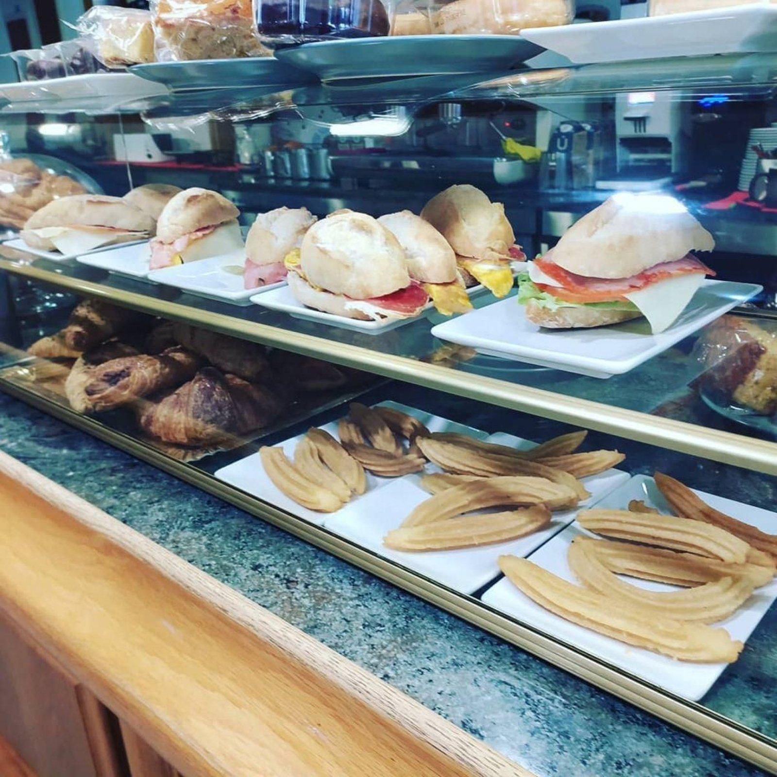 Desde churros hasta bocadillos: O Lóstrego destaca por cuidar su oferta de desayunos para todo tipo de gustos.