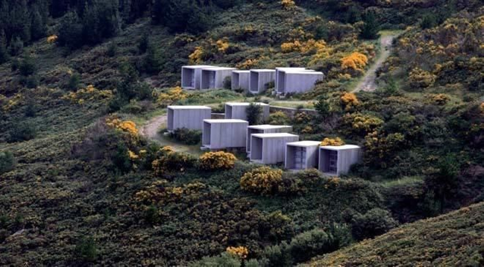 El cementerio diseñado por César Portela, en Fisterra.