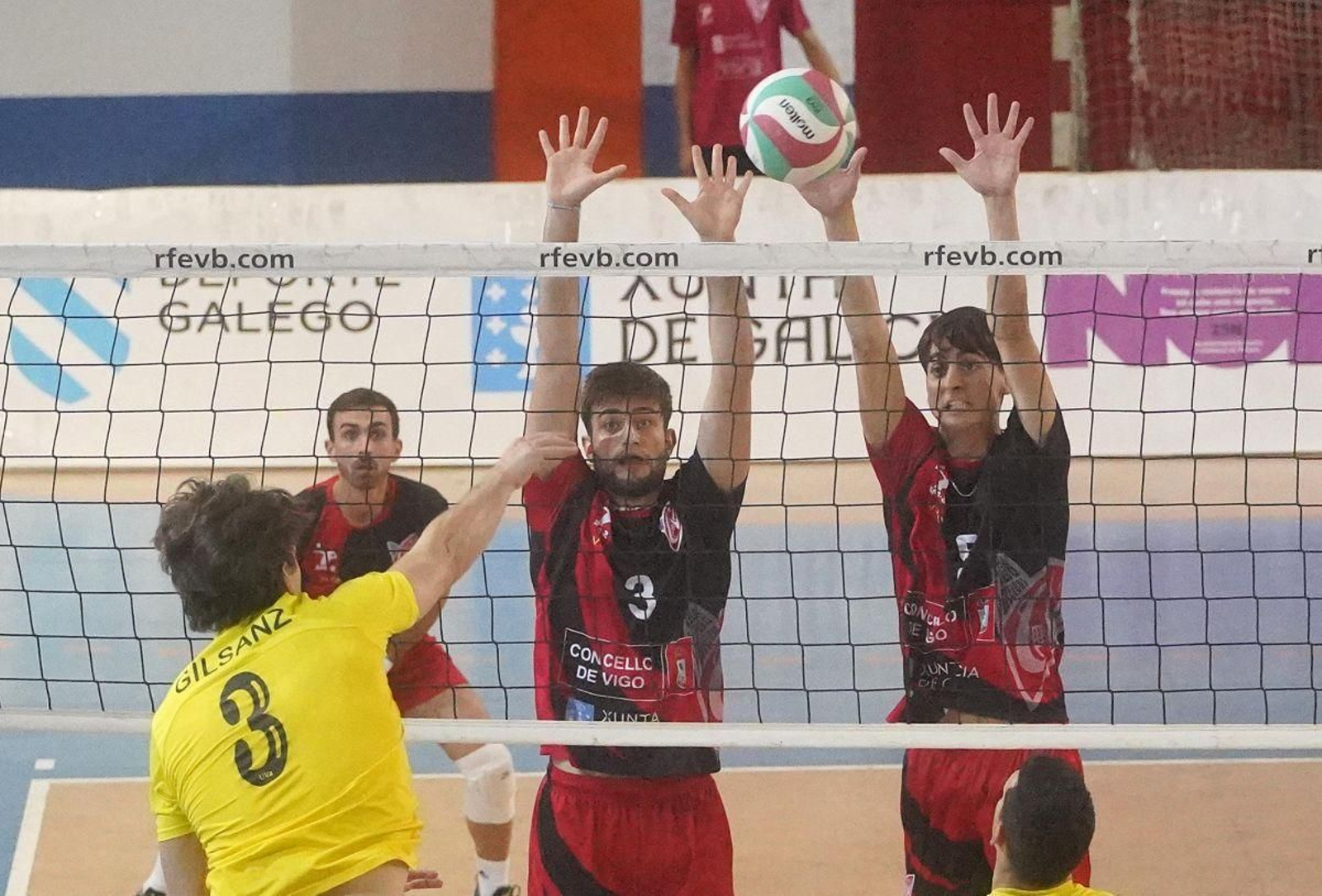 El Club Vigo saldó el fin de semana con una derrota y una victoria, ambas por la mínima.