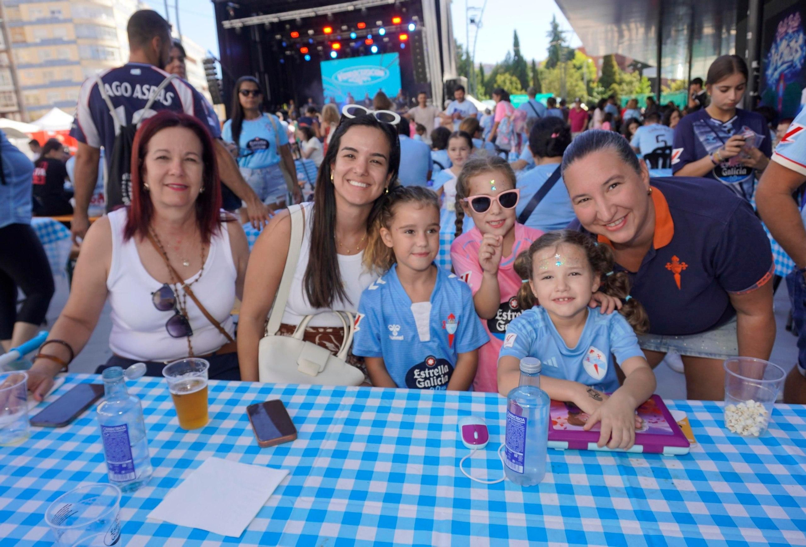 Galería | Música, comida y fútbol para calentar el Celta-Racing