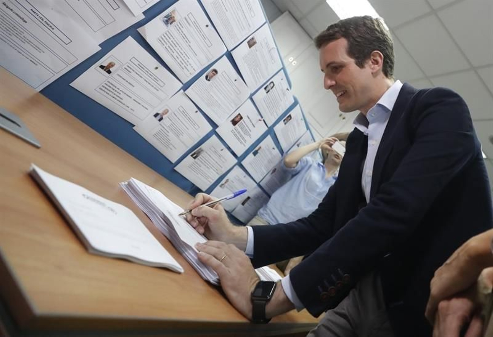 Pablo Casado rellana su papeleta.