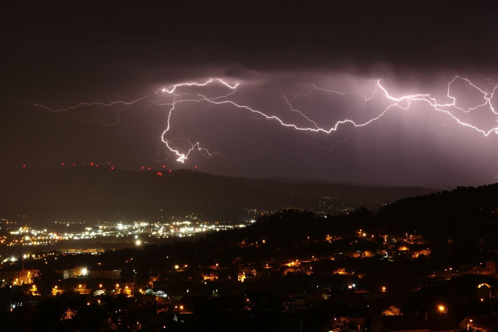 Los rayos iluminaron el cielo de Vigo durante la madrugada.