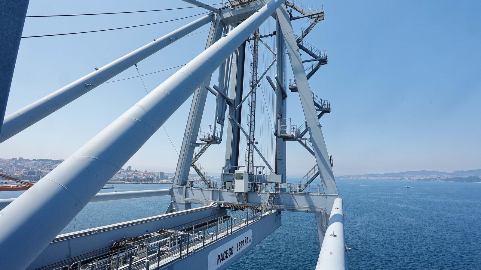 Galería | Una supergrúa de 110 metros se instala en Guixar