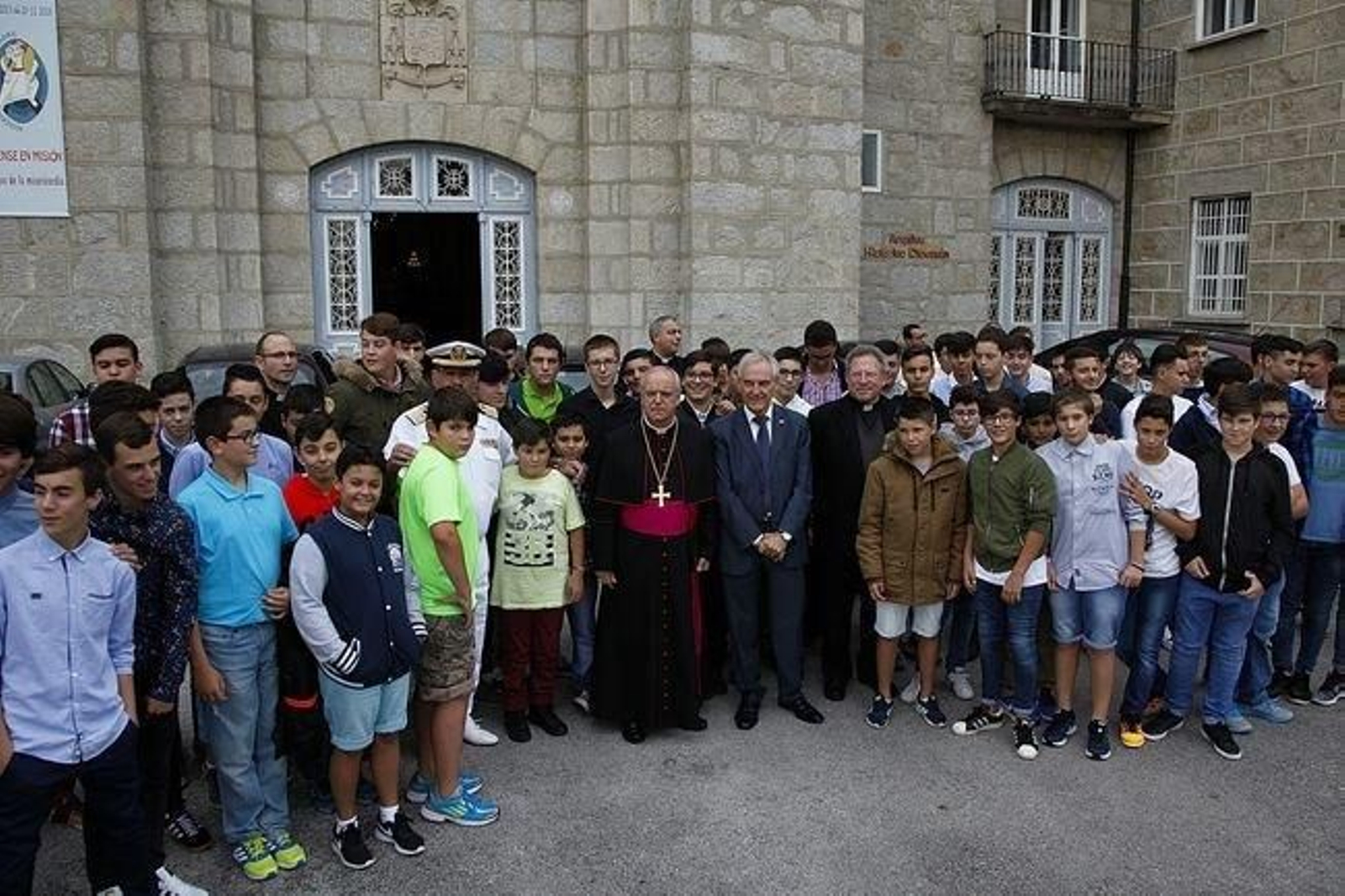 Los más jóvenes posan con el obispo y los subdelegados de Defensa y del Gobierno.