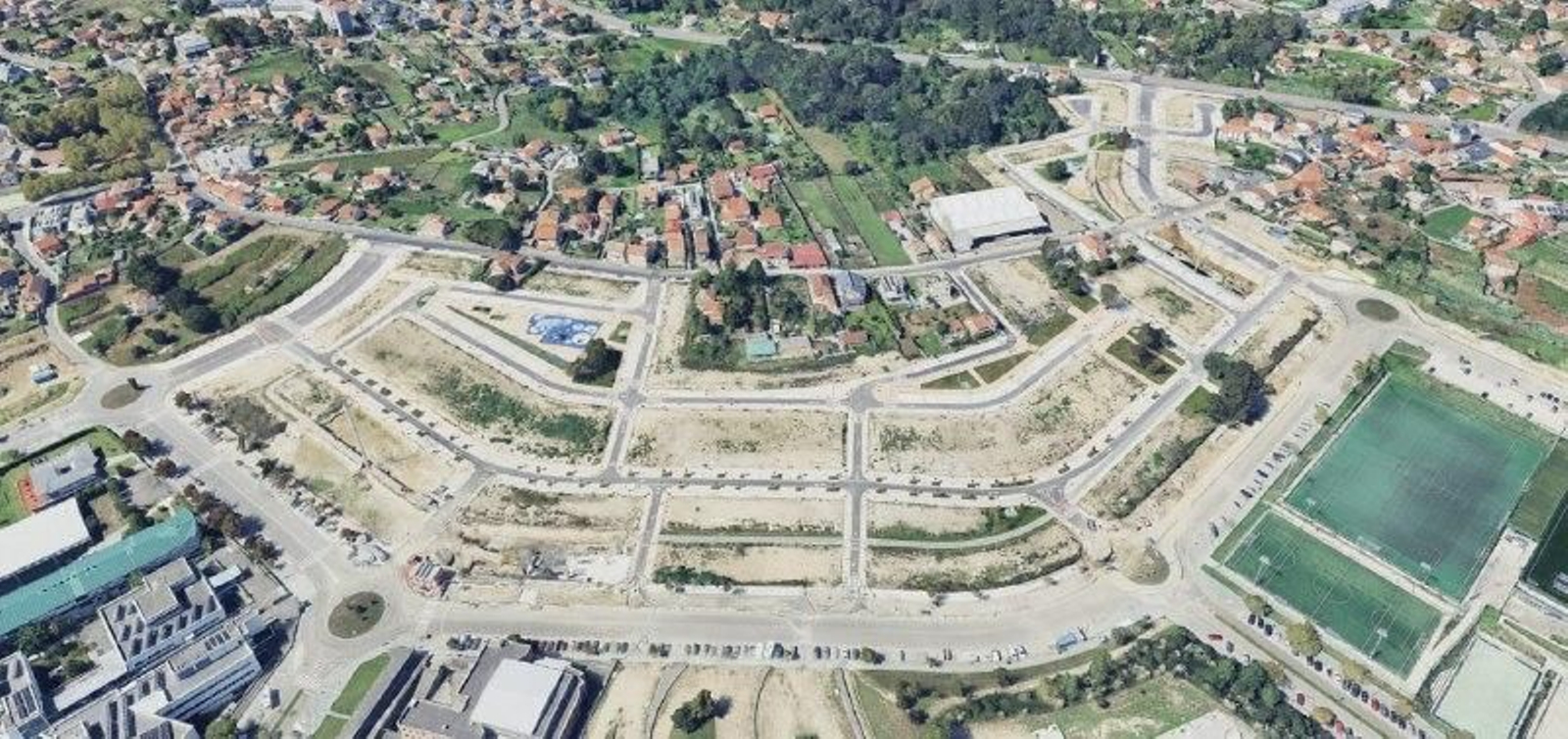 Vista de satélite de la ampliación de Navia, con la urbanización ya completada para levantar los nuevos edificios.