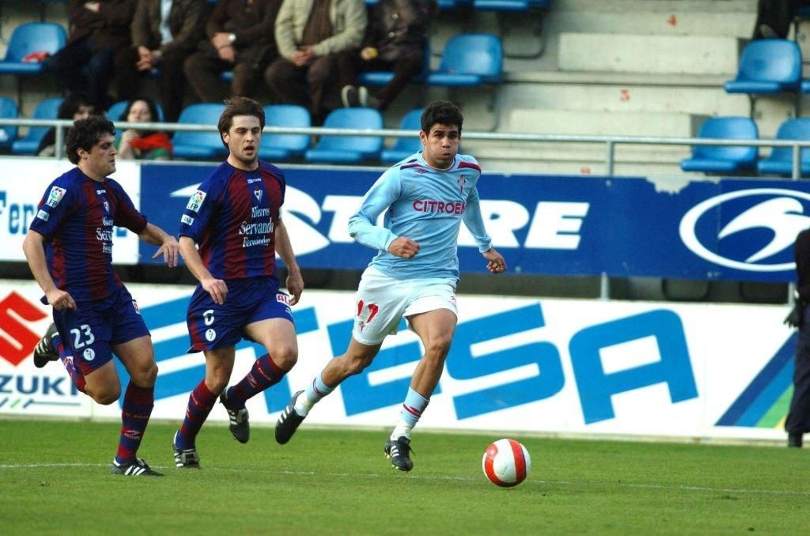 Diego Costa conduce el balón ante dos jugadores del Eibar en un partido de la temporada 2007/2008.