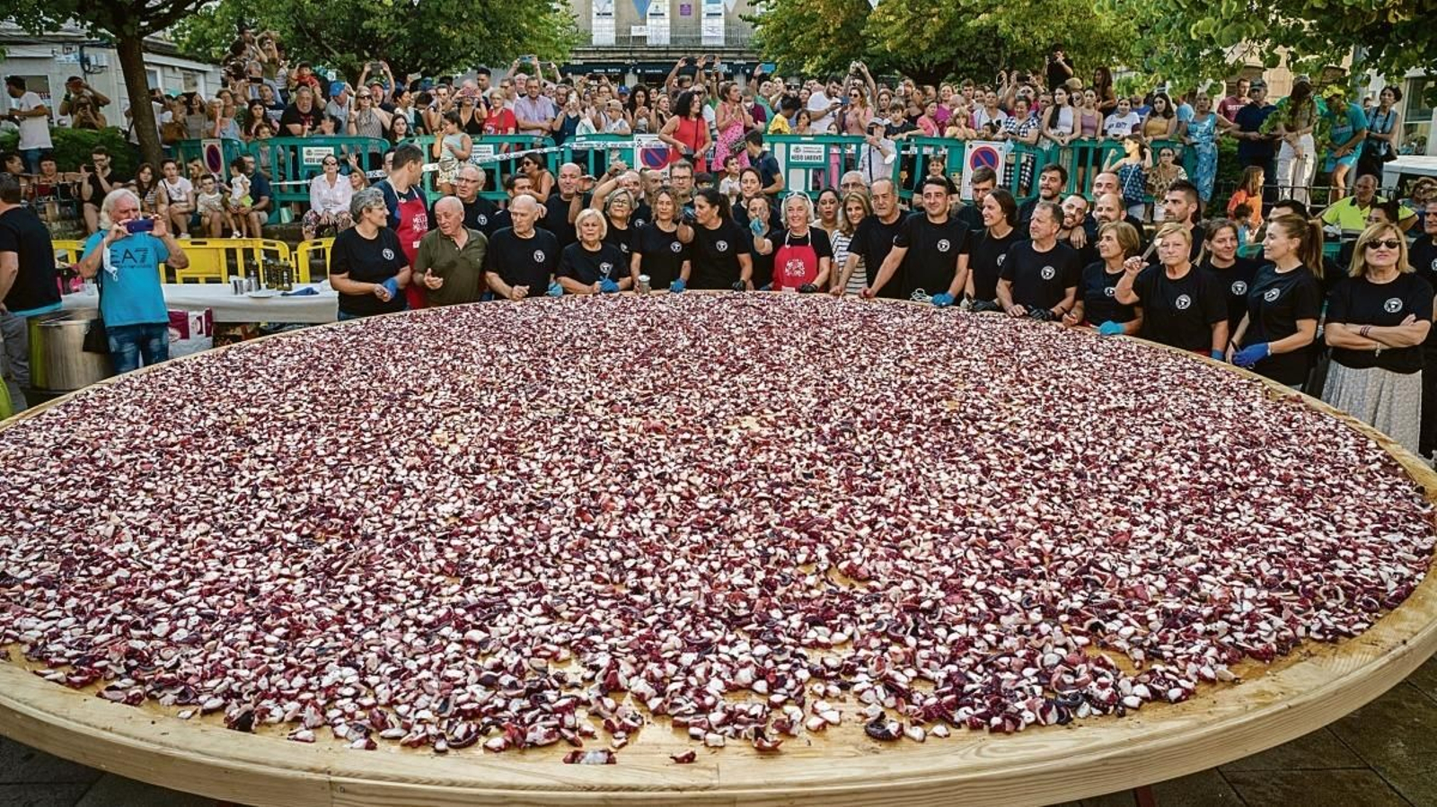 Los pulpeiros de Carballiño miran orgullosos una tapa de récord: 515 kilos cortados en 11 minutos.