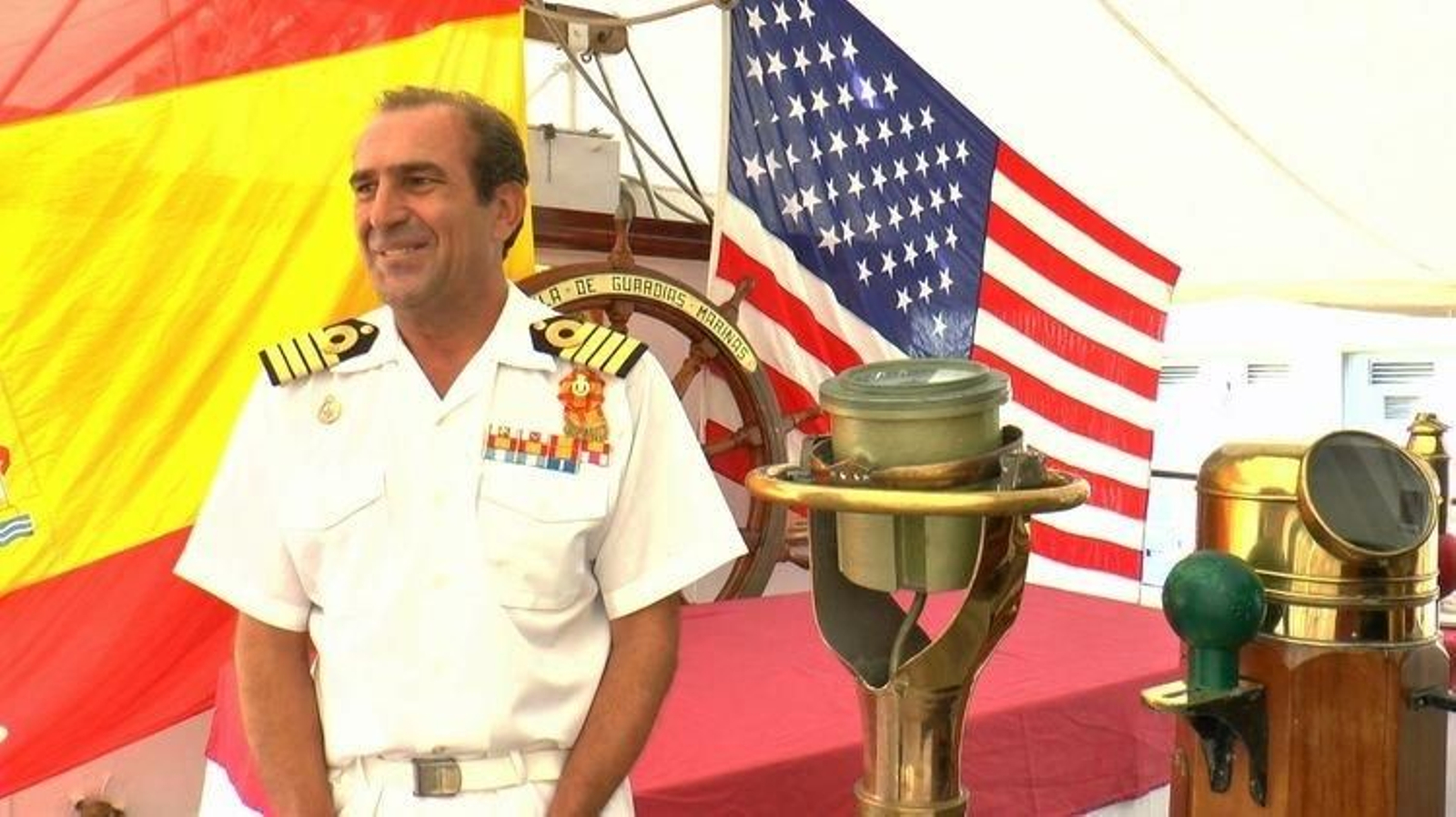 El comandante ferrolano, en el puente del buque escuela. (J.ARIAS)