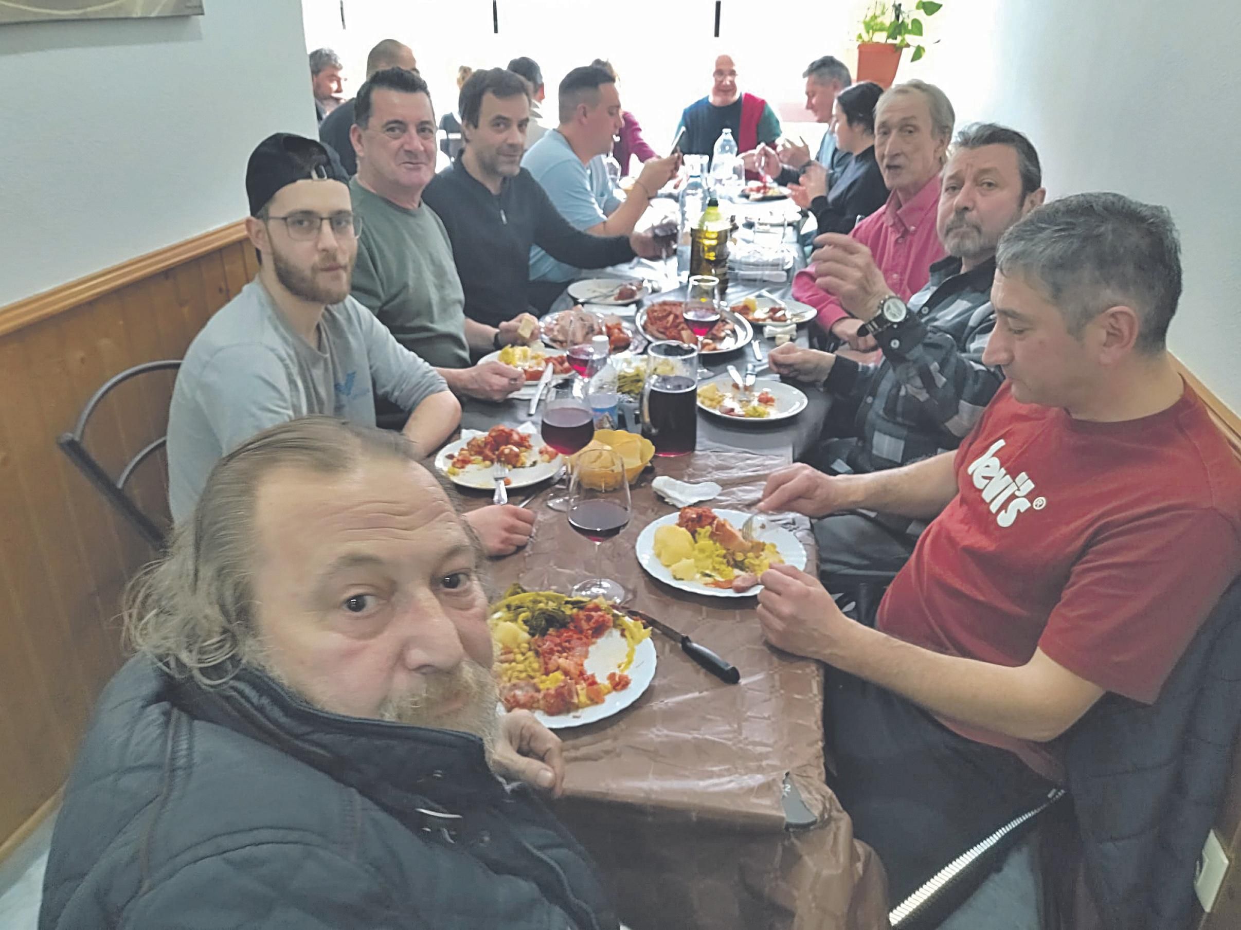 Grupo de amigos difrutando del botelo en el Bar Tío Xosé de O Barco.