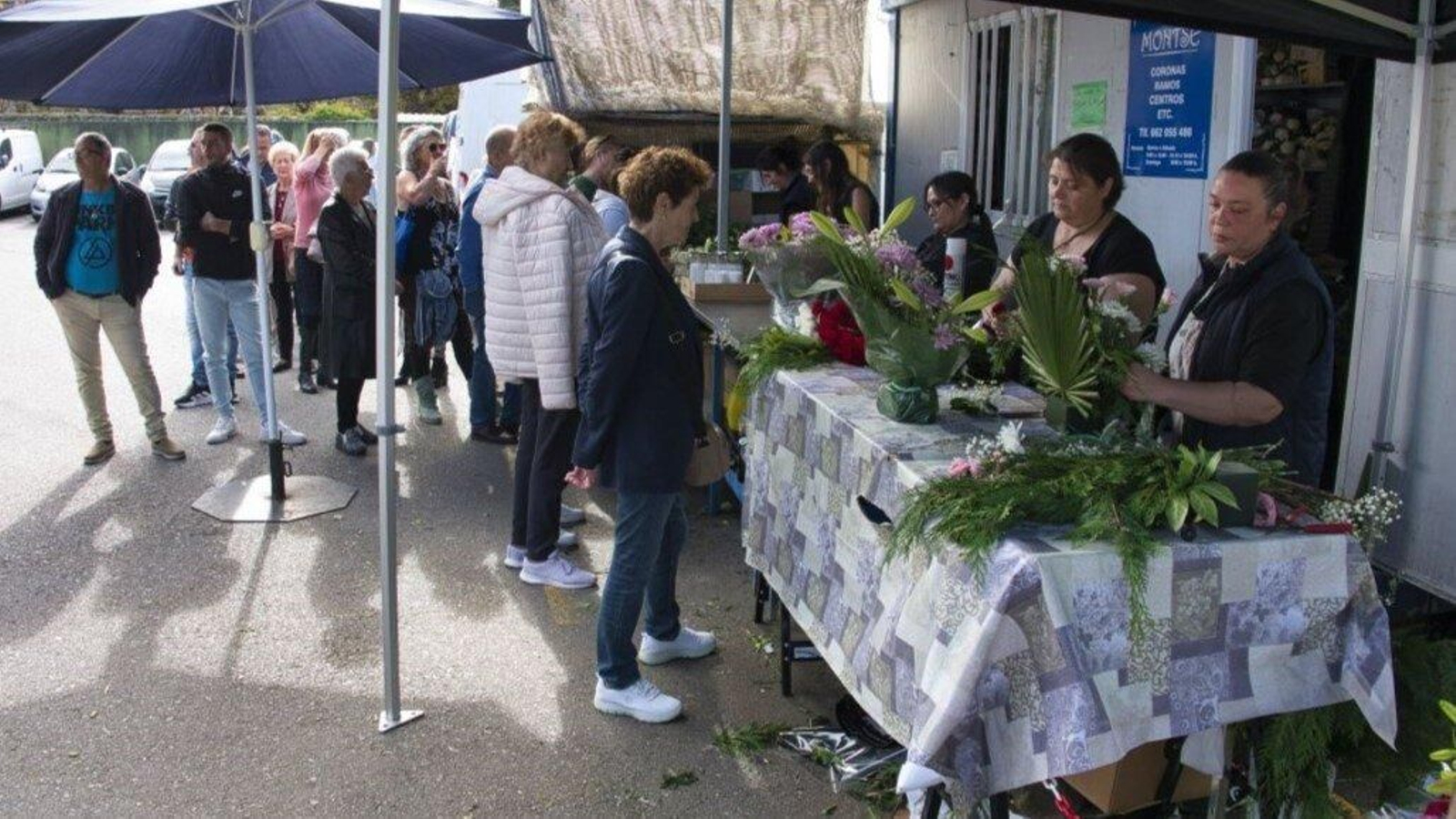 El único puesto de flores de Pereiró no paró de preparar centros en todo el día.