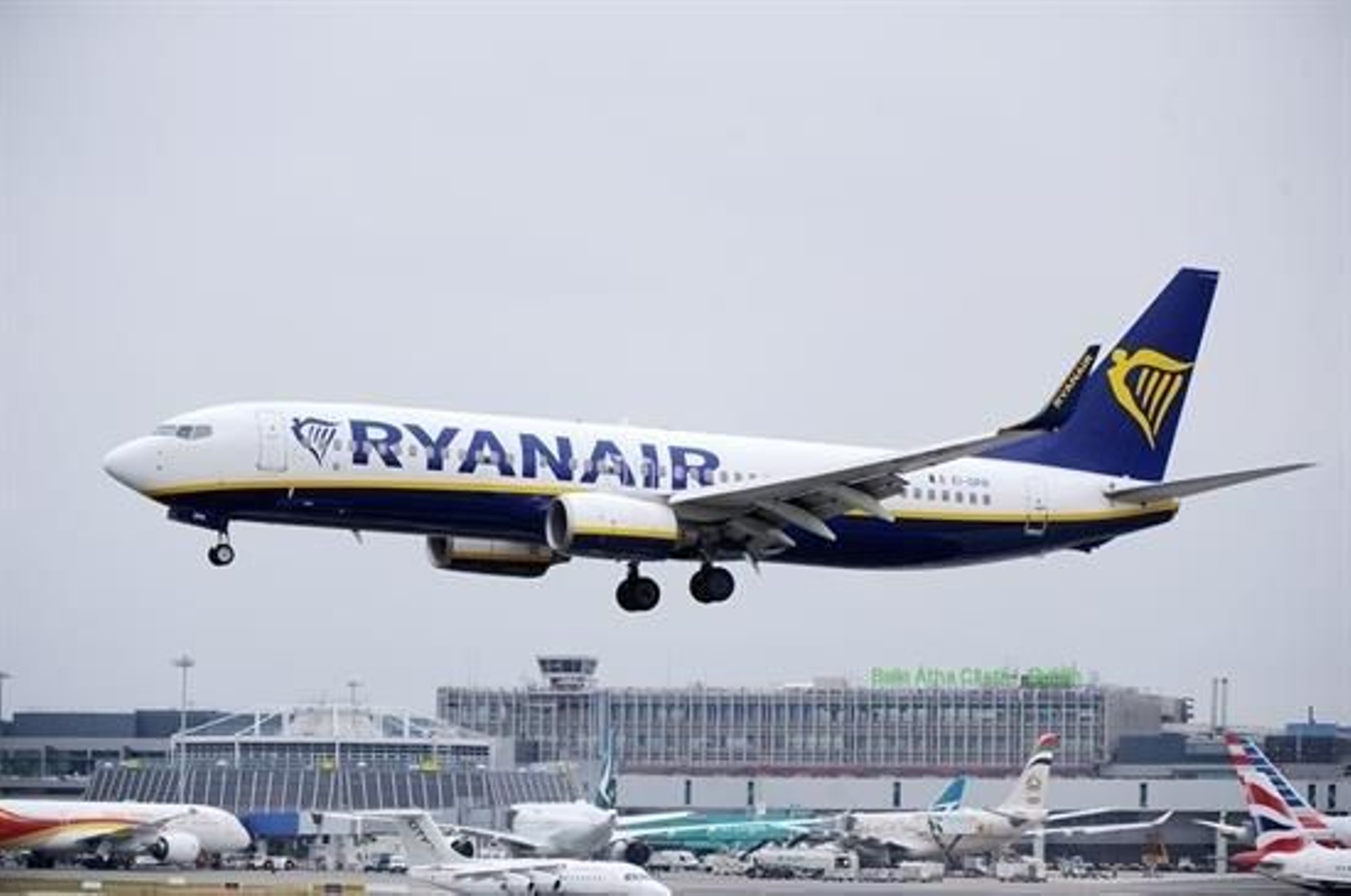 Fotografía de archivo de un avión de la aerolínea Ryanair mientras aterriza en el aeropuerto de Dublín, Irlanda, el pasado 12 de julio.