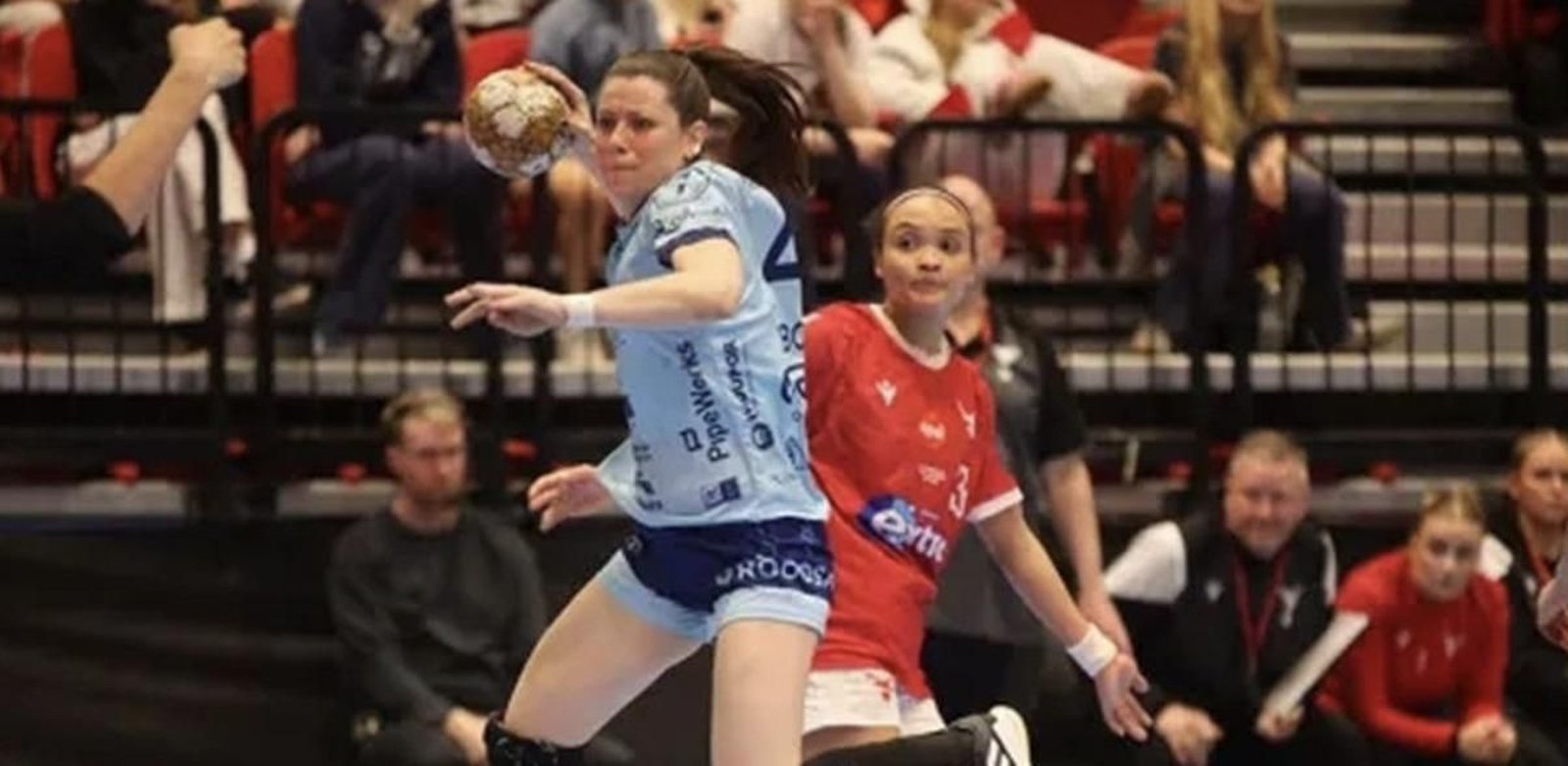 Carolina Bono lanza a  portería no partido de onte ante o Valur.