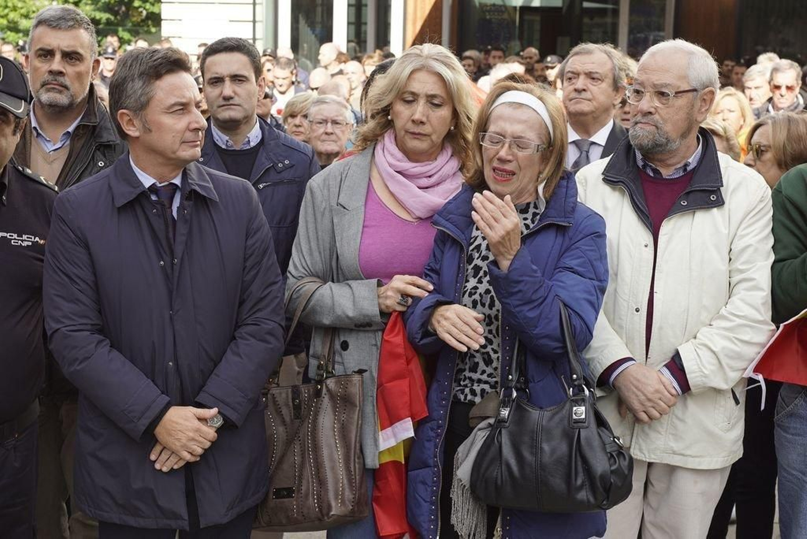 La madre de Iván, ayer, junto con una compañera, muy emocionada en la concentración.