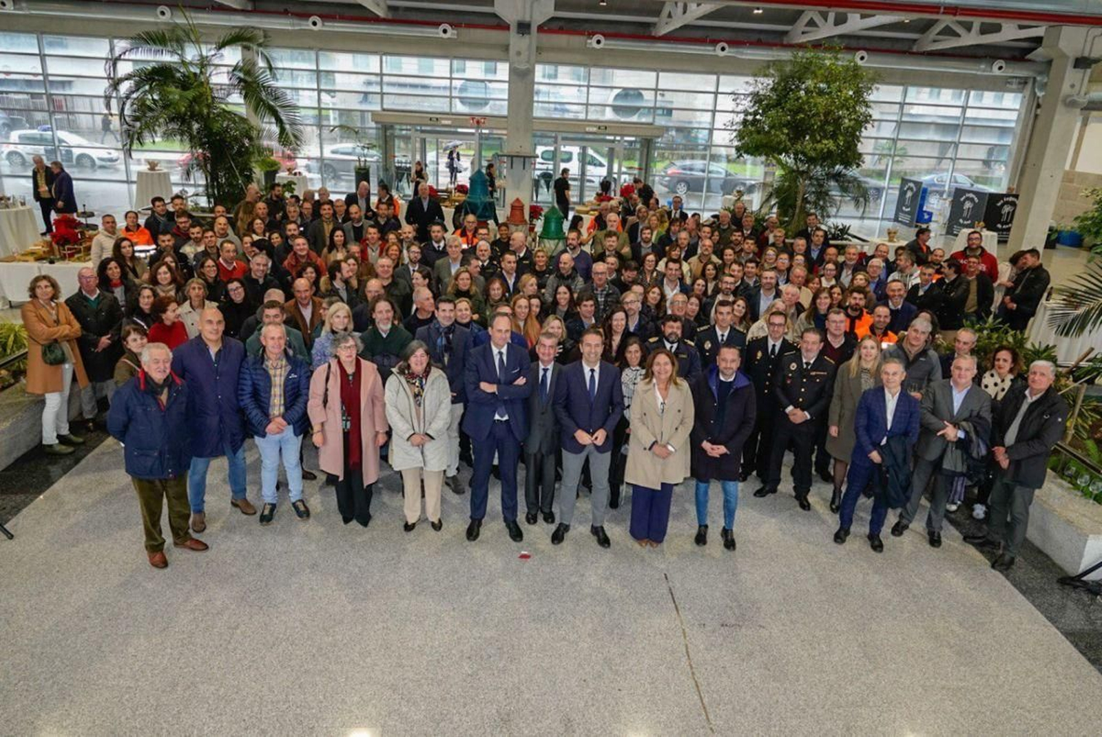 La comunidad portuaria, con empresarios, usuarios y personal del Puerto, ayer en el Tinglado con Carlos Botana y el conselleiro de Mar, Villares.