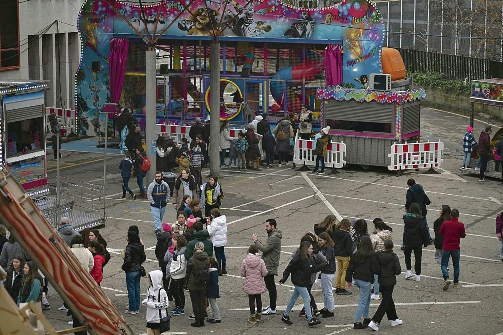 Visitantes nas atraccións exteriores de Pazolandia.