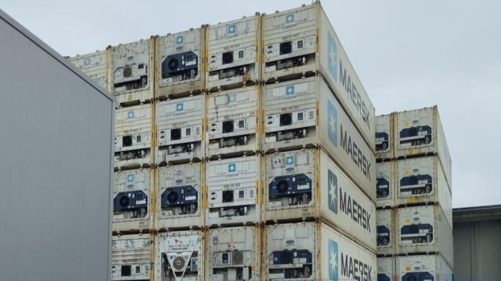 Cinco pisos de contenedores vacíos en Guixar para ganar espacio.