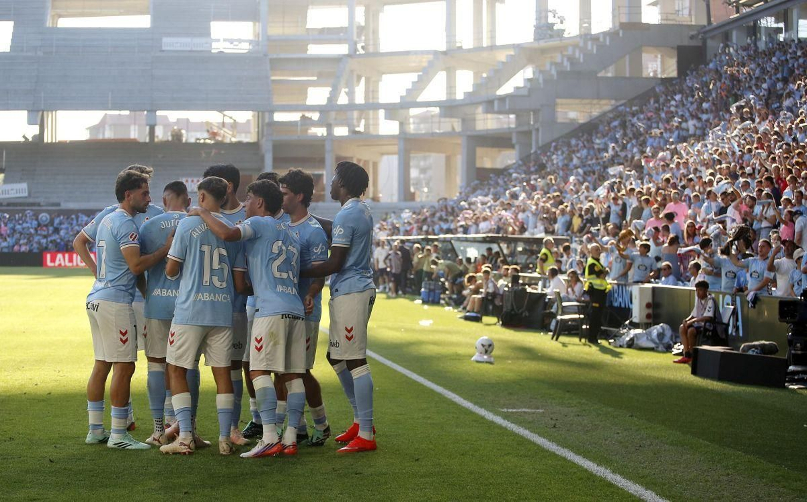 El equipo celeste celebra el primer gol del partido, obra de Hugo González tras un penalti muy bien ejecutado.