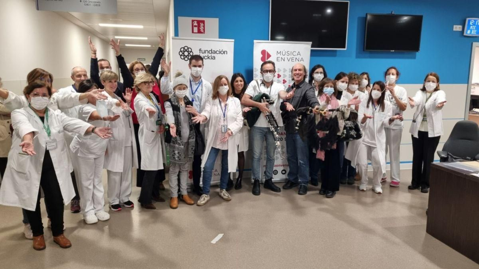 Carlos Núñez propuso actuar en el Cunqueiro, donde cautivó a pacientes y sanitarios.