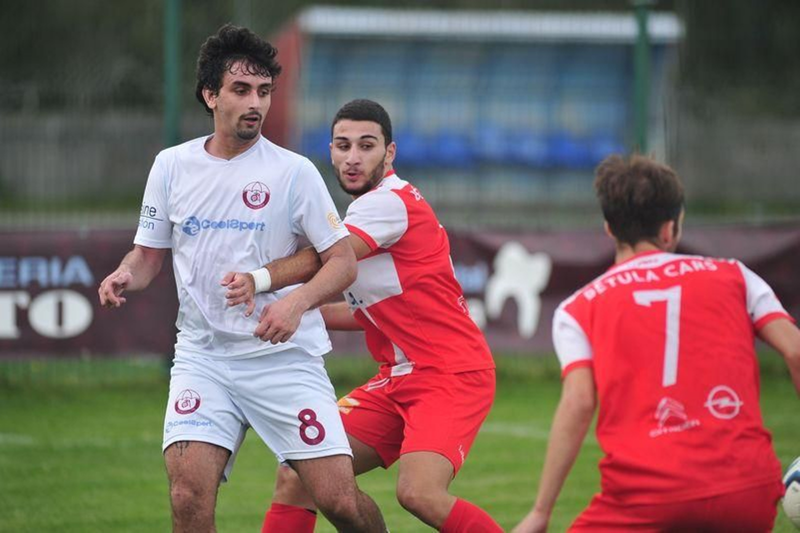 El defensor del Velle Adrián Martínez se aplica para detener al futbolista del Nogueira Soto (JOSÉ PAZ).