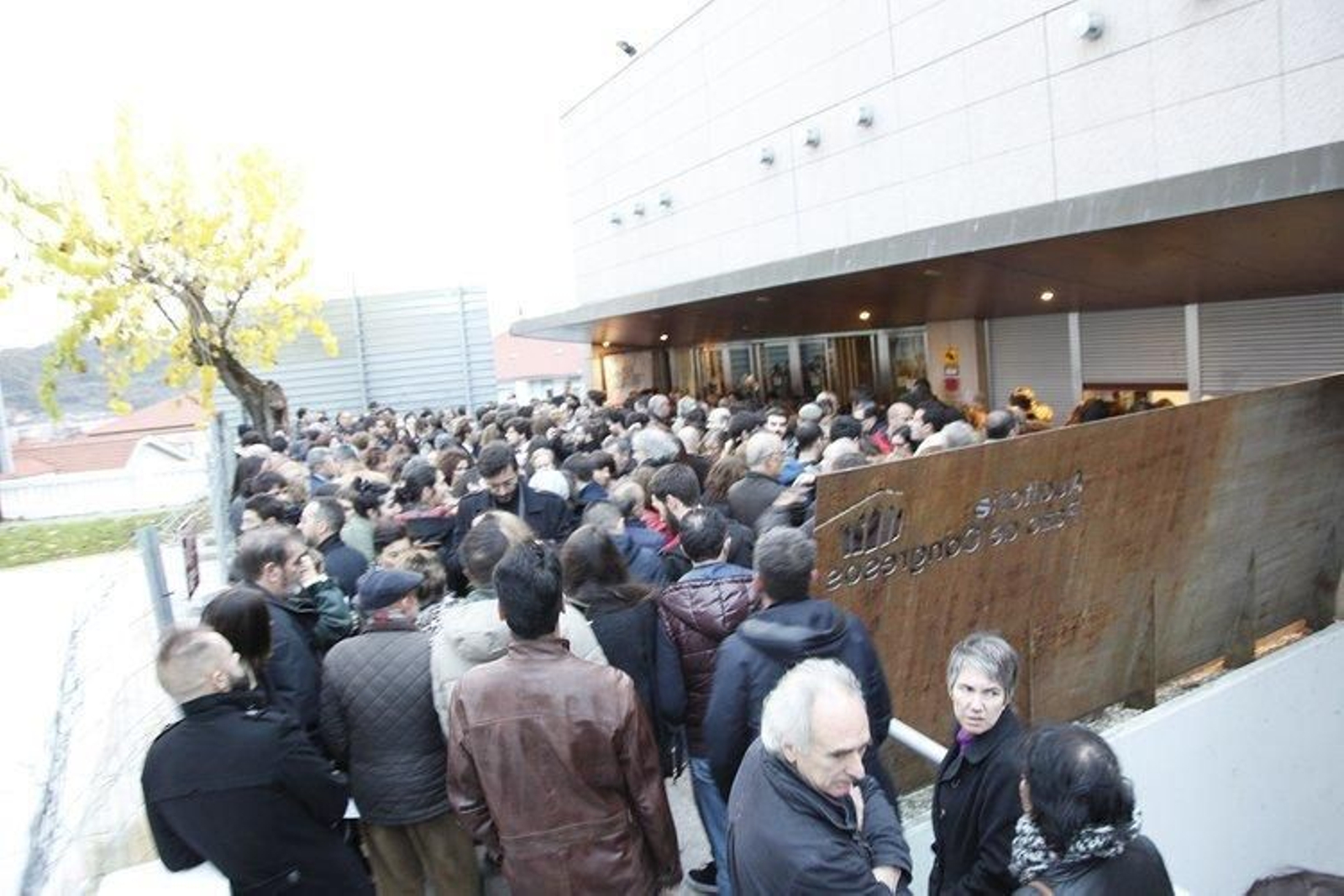 Colas a la salida del Auditorio para ver "Las brujas de E'lente".