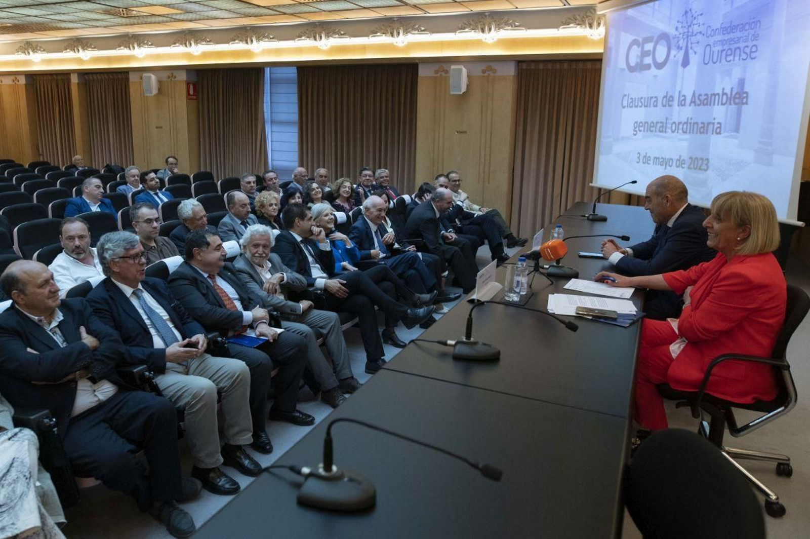 Lorenzo Amor y Marisol Nóvoa, en la asamblea.
Fotos Martiño Pinal