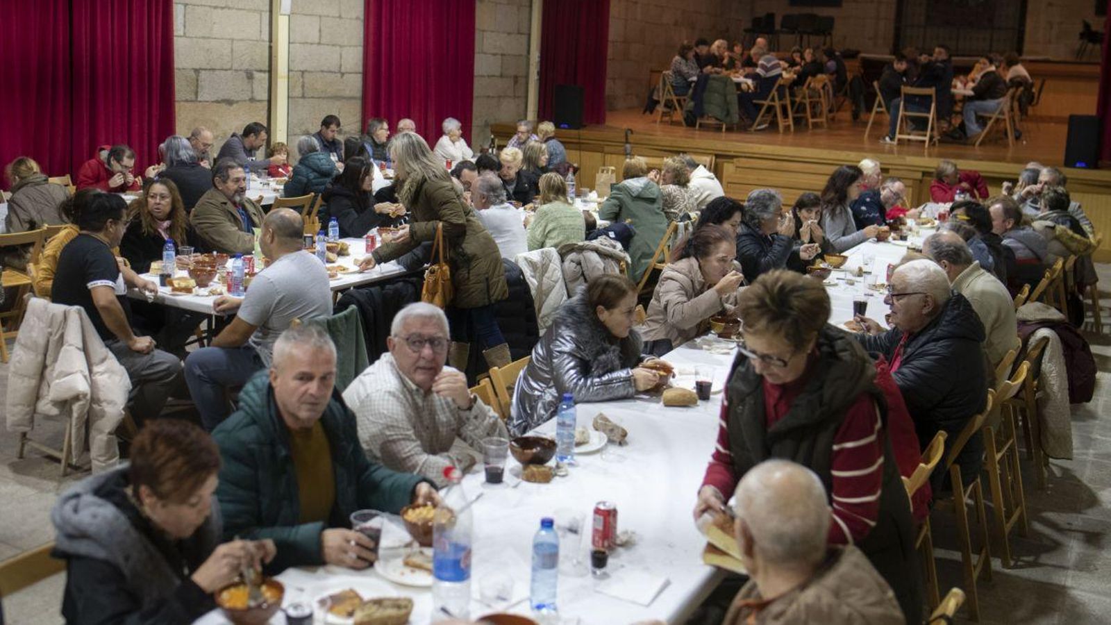 El refectorio del claustro barroco colgó el cartel de “completo” para acoger a los más de 350 comensales.